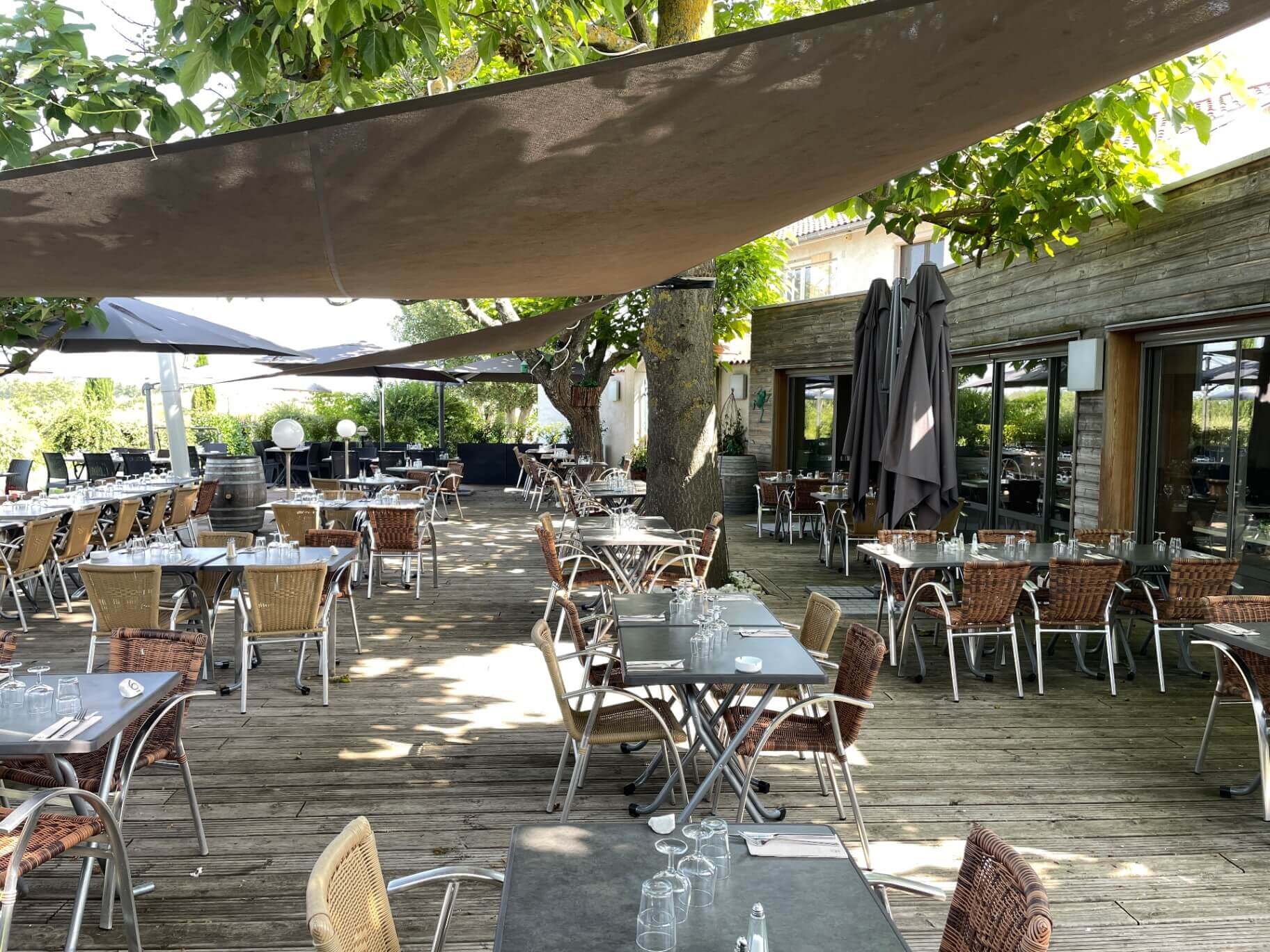 Terrasse ombragée sous les arbres