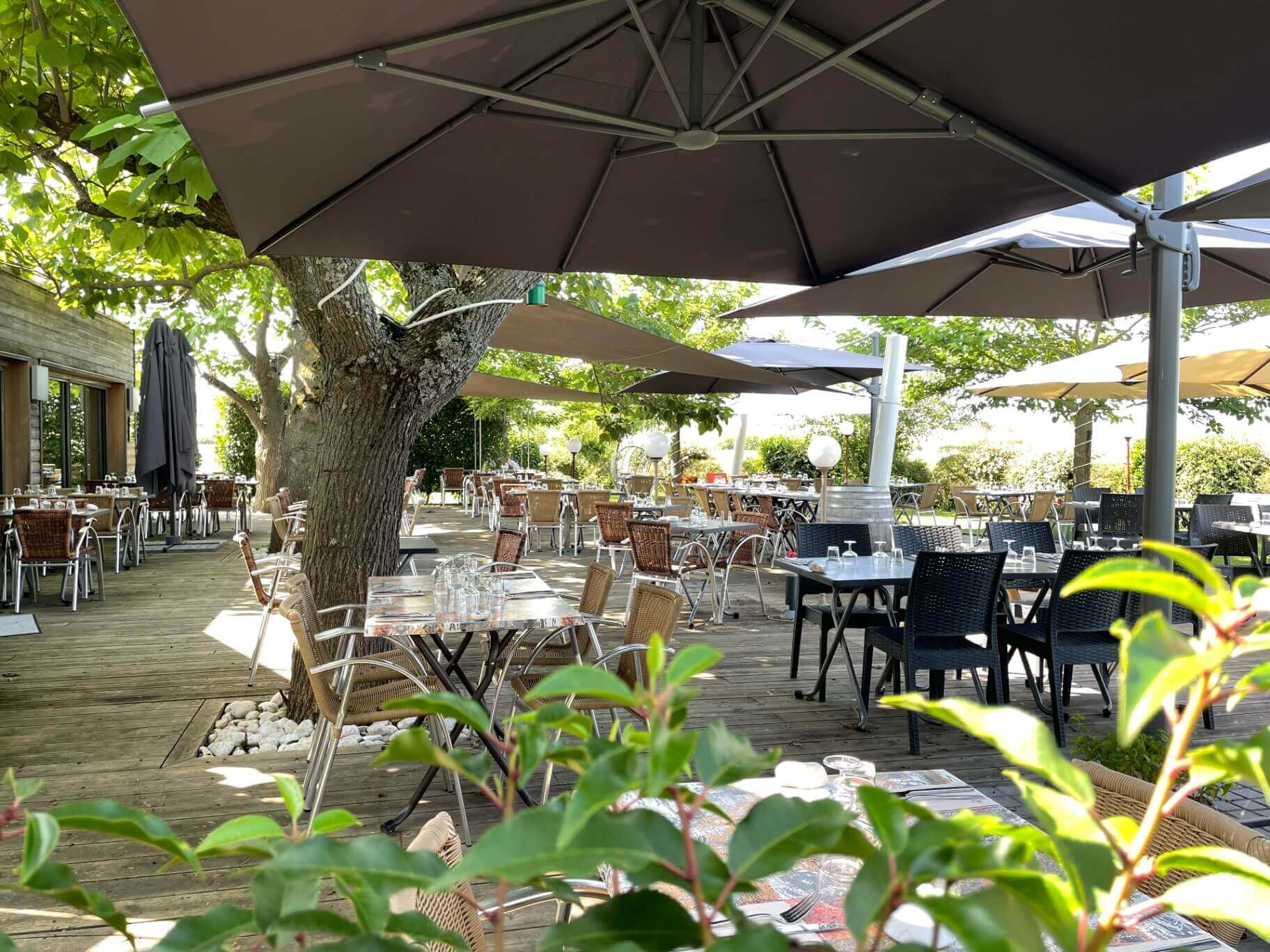 Terrasse avec parasols